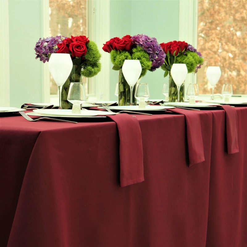 engros-fata de masa astoria home damasc saten burgundy bumbac restaurant hotel5