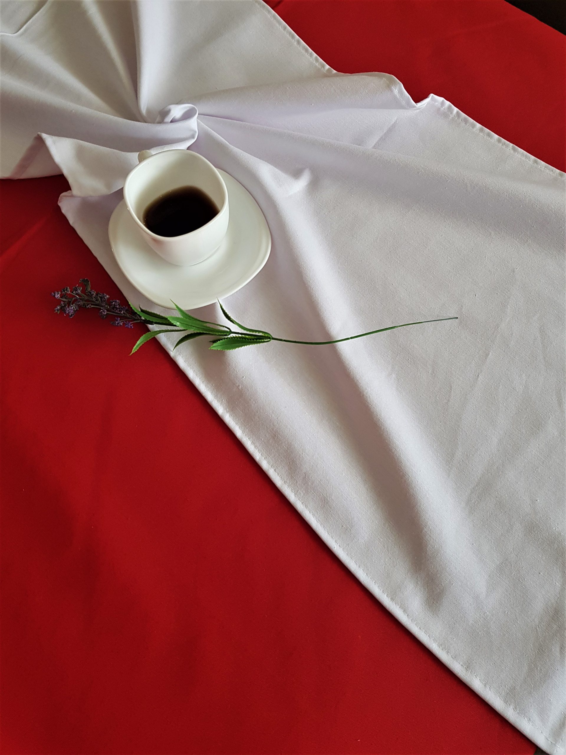 fata-de-masa-rosie-cu-napron-alb-bumbac-creton-uni-2-scaled-1.jpg Fata de masa rosie cu napron alb uni Best Cotton Winter 10 - creton, 180x220 cm + 45x180 cm, 100% bumbac - imagine 1
