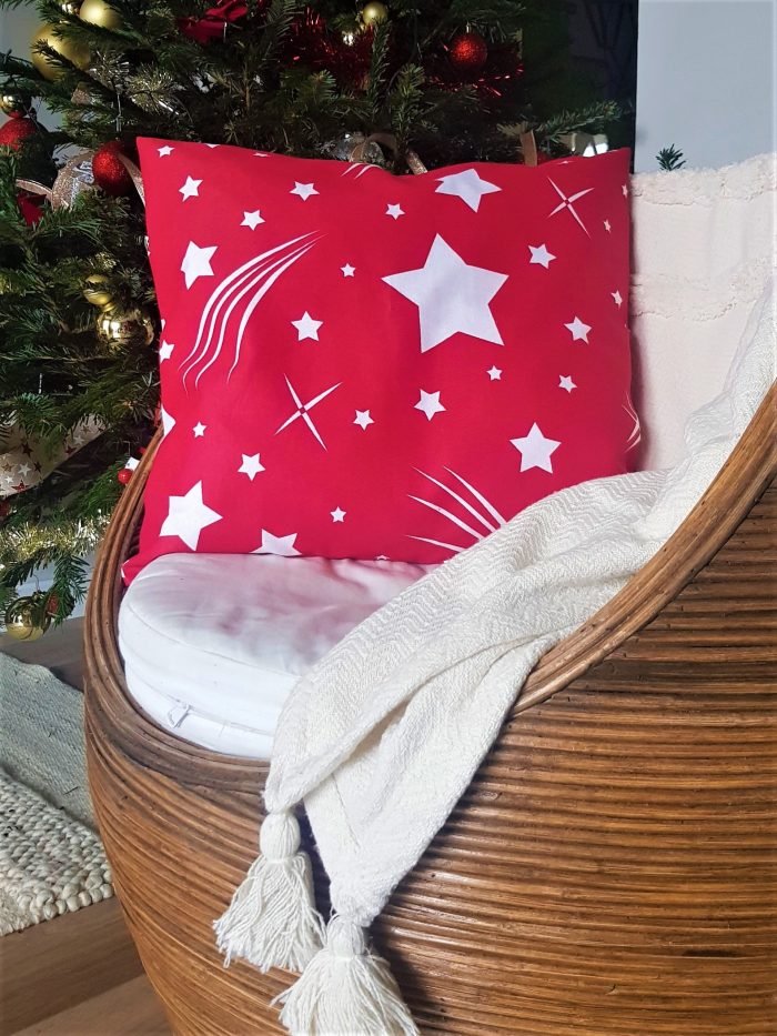 Fata de perna decor Best Cotton Stars - 50x50 cm, 100% bumbac , rosie cu motive de Craciun - imagine 4