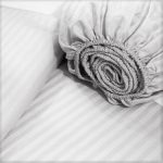 Husa cu elastic pentru pat Best Cotton - Damasc Saten cu latime dungi 0.5 cm, 100% bumbac, alb