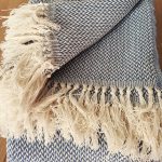 Cuvertura Old Fashion pentru pat dublu, dimensiunea 220x240 cm, 100% bumbac, albastru cu ciucuri - 18 - imagine 3