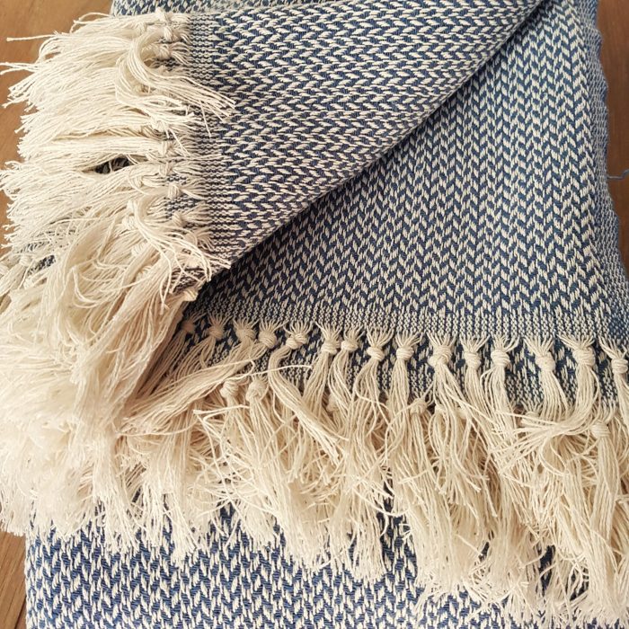 Cuvertura Old Fashion pentru pat dublu, dimensiunea 220x240 cm, 100% bumbac, albastru cu ciucuri - 18 - imagine 3