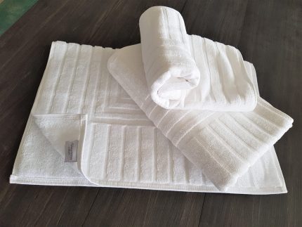 engros-set 3 prosoape hotel waves 3 alb hotel bumbac scaled 1