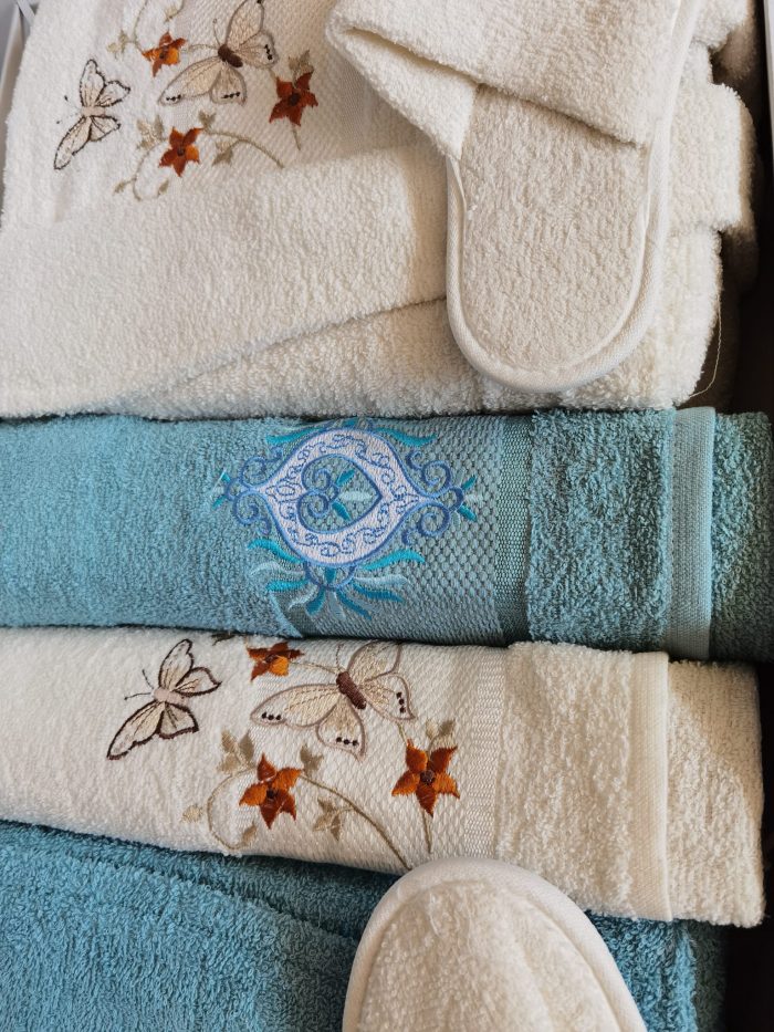 Set baie Best Cotton DeLuxe - halate si prosoape cu broderie, 100% bumbac, ivoire si tourquoise - imagine 4