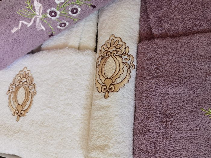 Set baie Best Cotton DeLuxe - halate si prosoape cu broderie, 100% bumbac, ivoire si mov - imagine 3
