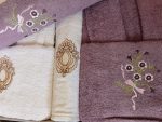 Set baie Best Cotton DeLuxe - halate si prosoape cu broderie, 100% bumbac, ivoire si mov - imagine 5