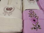 Set baie Best Cotton DeLuxe - halate si prosoape cu broderie, 100% bumbac, ivoire si lila - imagine 3