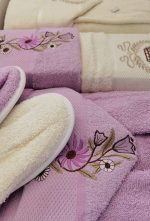 Set baie Best Cotton DeLuxe - halate si prosoape cu broderie, 100% bumbac, ivoire si lila - imagine 2