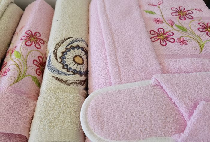 Set baie Best Cotton DeLuxe - halate si prosoape cu broderie, 100% bumbac, bej si roz - imagine 2