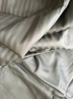 Cearceaf de pat 150x240 cm, damasc saten color dungi inguste 1 cm, 100% bumbac, gri