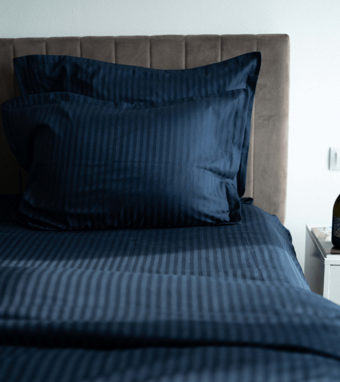 Cearceaf pat 180x240 cm, damasc saten color dungi inguste 1 cm, 100% bumbac, bleumarin - imagine 3