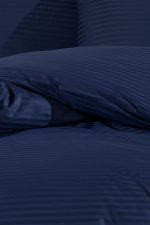 Cearceaf pat 180x240 cm, damasc saten color dungi inguste 1 cm, 100% bumbac, bleumarin