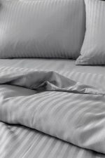 Cearceaf de pat 220x240 cm, damasc saten color dungi inguste 1 cm, 100% bumbac, gri