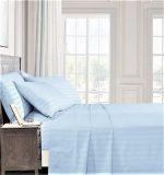 Cearceaf pat cu elastic 140x200+20 cm, damasc saten color cu latime dungi de 1cm, 100% bumbac, bleu