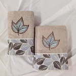 Set  Luxury Special Gift - 2 prosoape baie 50x90 cm + 70x140 cm, bumbac 100% , brodate, gri cu frunza azur - imagine 3