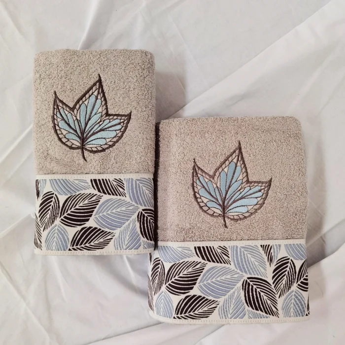 Set  Luxury Special Gift - 2 prosoape baie 50x90 cm + 70x140 cm, bumbac 100% , brodate, gri cu frunza azur - imagine 3
