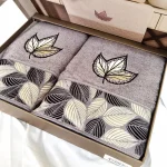 Set  Luxury Special Gift - 2 prosoape baie 50x90 cm + 70x140 cm, bumbac 100% , brodate, gri antracit cu frunze gri