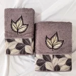 Set  Luxury Special Gift - 2 prosoape baie 50x90 cm + 70x140 cm, bumbac 100% , brodate, gri antracit cu frunze gri - imagine 2
