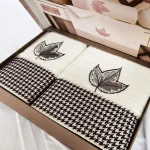 Set  Luxury Special Gift - 2 prosoape baie 50x90 cm + 70x140 cm, bumbac 100% , brodate, ivoire cu frunza gri antracit