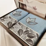Set  Luxury Special Gift - 2 prosoape baie 50x90 cm + 70x140 cm, bumbac 100% , brodate, azur cu frunze gri