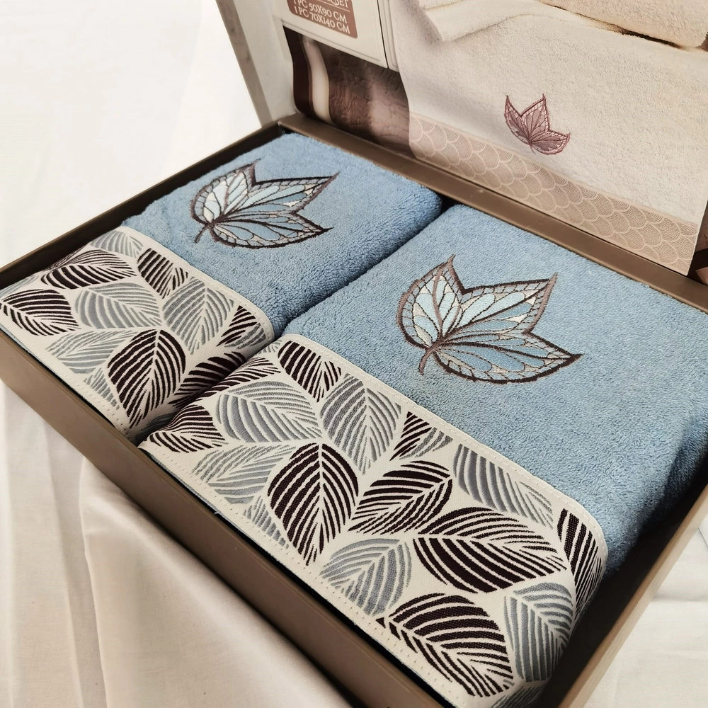 pachet-2-prosoape-baie-bumbac-special-gift-32.webp Set Luxury Special Gift - 2 prosoape baie 50x90 cm + 70x140 cm, bumbac 100% , brodate, azur cu frunze gri - imagine 1