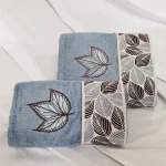 Set  Luxury Special Gift - 2 prosoape baie 50x90 cm + 70x140 cm, bumbac 100% , brodate, azur cu frunze gri - imagine 3