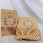 Set  Luxury Special Gift - 2 prosoape baie 50x90 cm + 70x140 cm, bumbac 100% , brodate, model geometric, galben pai - imagine 3