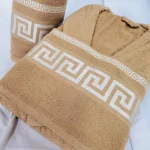 Set pentru 1 persoana - Royal Home Collection - halat si prosoape baie – maro cu decor grecesc - imagine 3