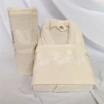 Set pentru 1 persoana - Royal Home Collection - halat si prosoape baie – ivoire cu decor floral