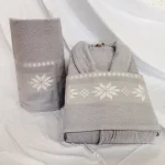 Set pentru 1 persoana - Royal Home Collection - halat si prosoape baie – gri cu decor floral