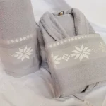 Set pentru 1 persoana - Royal Home Collection - halat si prosoape baie – gri cu decor floral - imagine 2