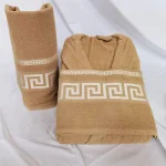 Set pentru 1 persoana - Royal Home Collection - halat si prosoape baie – maro cu decor grecesc - imagine 2