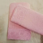 Set 2 prosoape baie Special Gift - 50x90 cm + 70x140 cm, 100% bumbac, cu dantela, roz ars